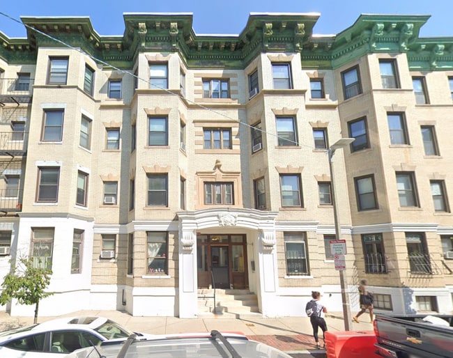Building Photo - 65 Burbank St