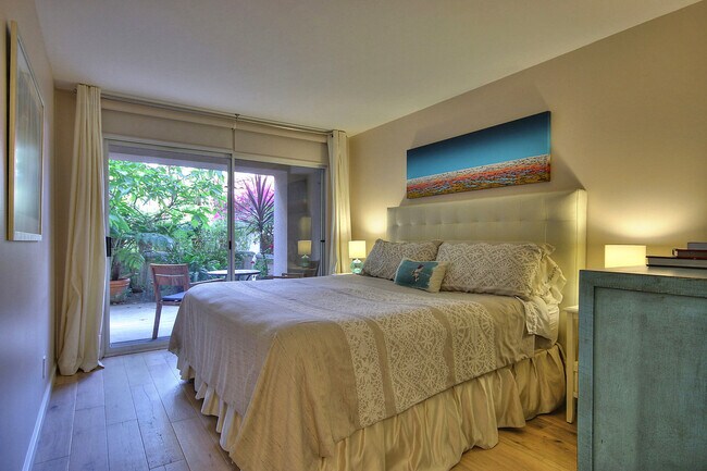 Foto del edificio - PRIVACY, SERENITY, AND RESORT STYLE LIVING...