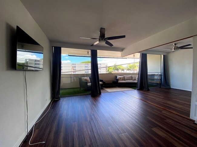 Building Photo - Emerson Court, Punchbowl Makiki 2 bedroom 1 ba 1 parking pet negotiable 20 lbs less