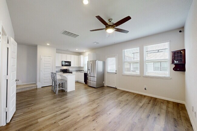Foto del edificio - 2-Bedroom 2.5-Bath, 2 car garage, modern home
