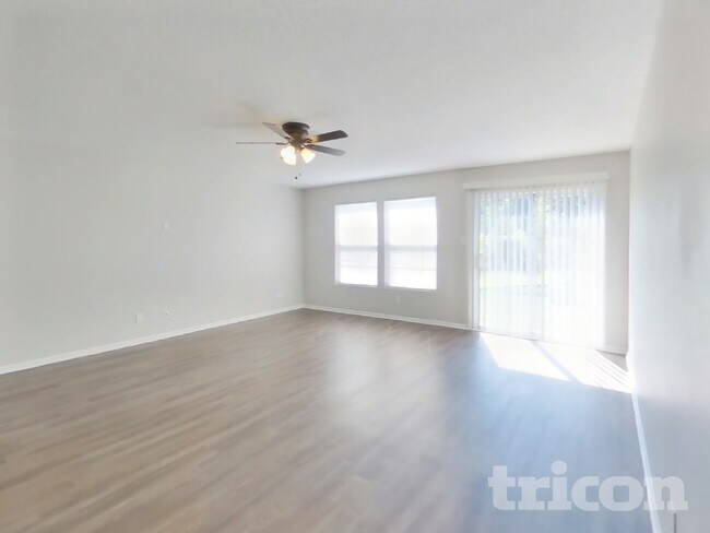 Foto del edificio - 585 Streamside Dr