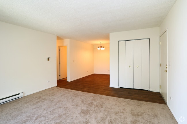 2BR, 2BA - 950SF - Living Room - ReNew Riverwalk