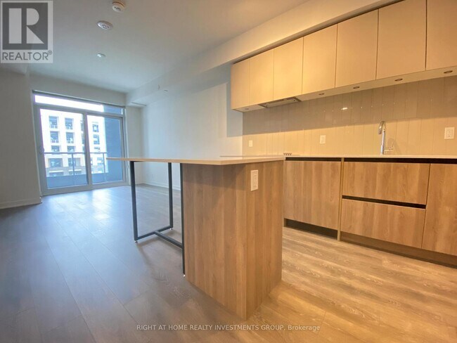 Building Photo - 7950-7950 Bathurst St