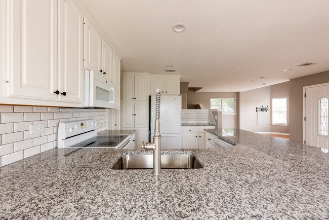 Kitchen - 1114 E 7th St