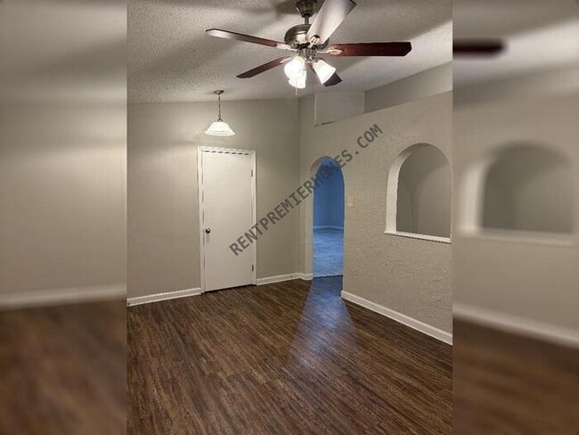 Foto del edificio - 8403 Woodview Dr E