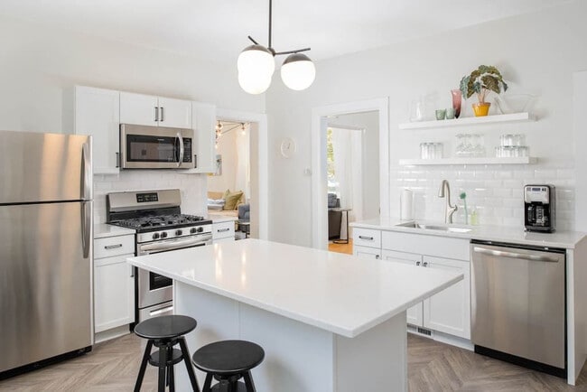 Building Photo - 308 E Franklin St