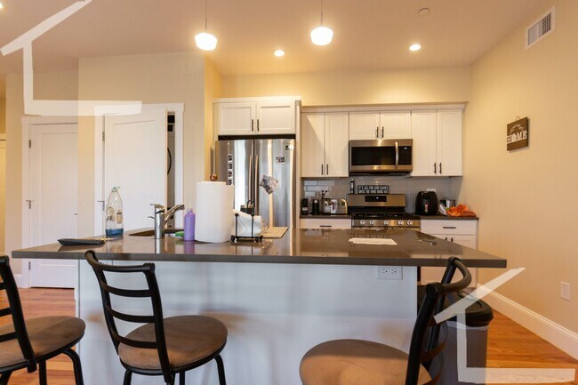 Foto del edificio - NO FEE!   NICE, RENOVATED BRIGHTON 3 BED/2 BATH FOR 9/1