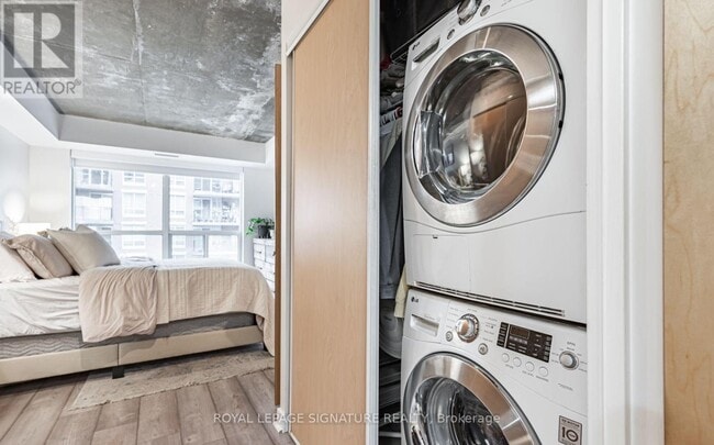 Building Photo - 1005 King St W