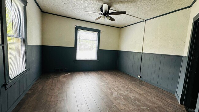 Building Photo - Pet Friendly 2 bedroom house