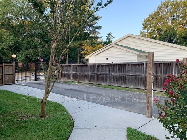 Building Photo - 121 Lexington Dr