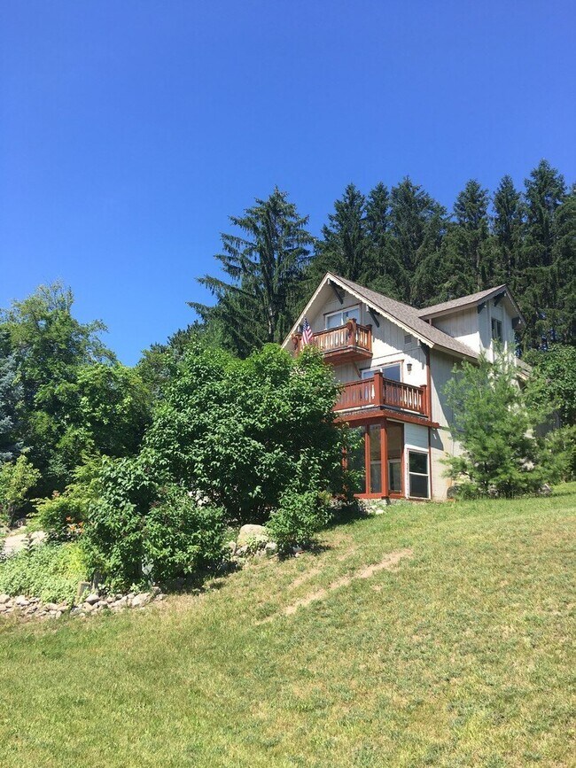 Building Photo - Spacious Home in Quiet Neighborhood
