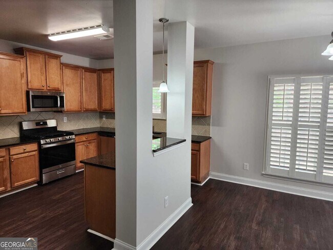 Building Photo - 465 Roland Manor Dr