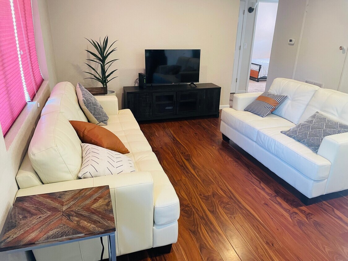 Foto principal - 3265 N Manor Rd