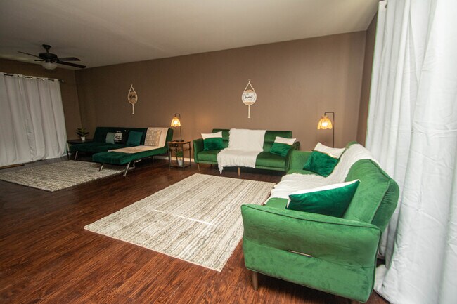 Foto del edificio - 120 Brookside Dr