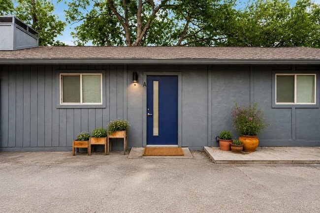 Building Photo - 1706 Royal Hill Dr