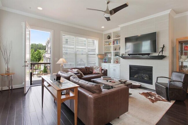 Building Photo - 300 Lantana Ln
