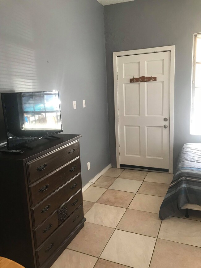 Building Photo - 6730 Old Dixie Hwy, Apt #2