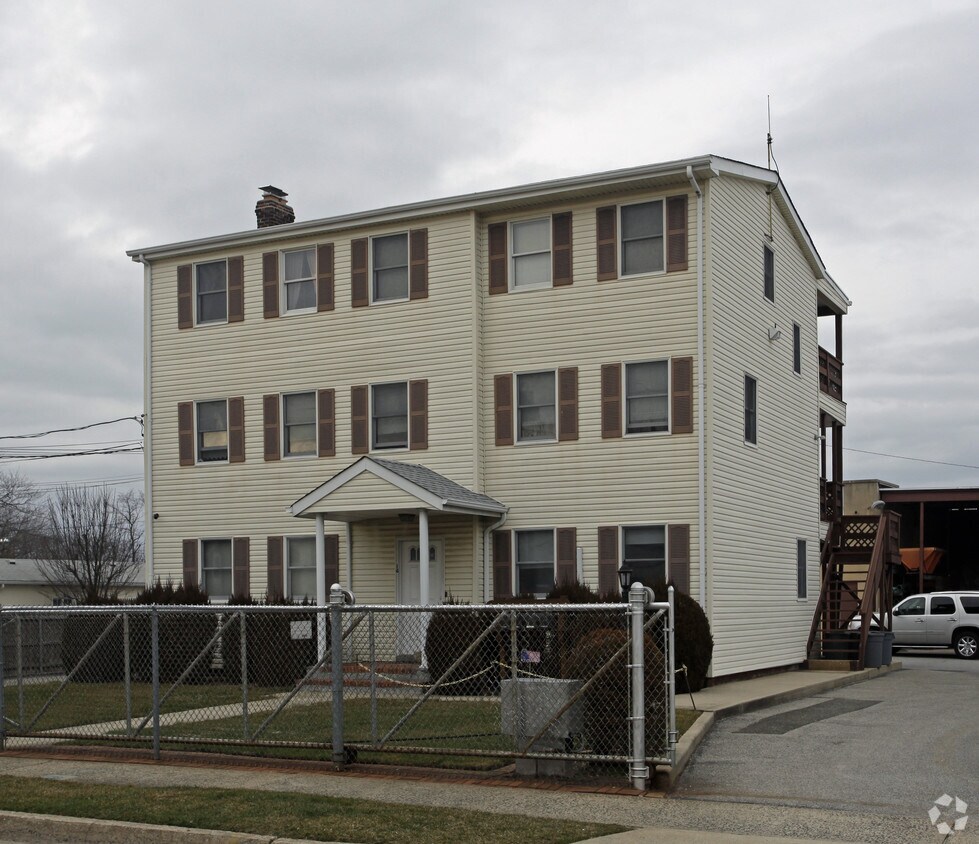 Building Photo - 14 Hamilton Ave