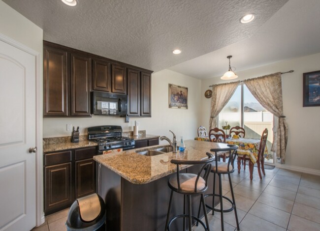 Building Photo - 4 Bed/3.5 Bath Townhome in Herriman!