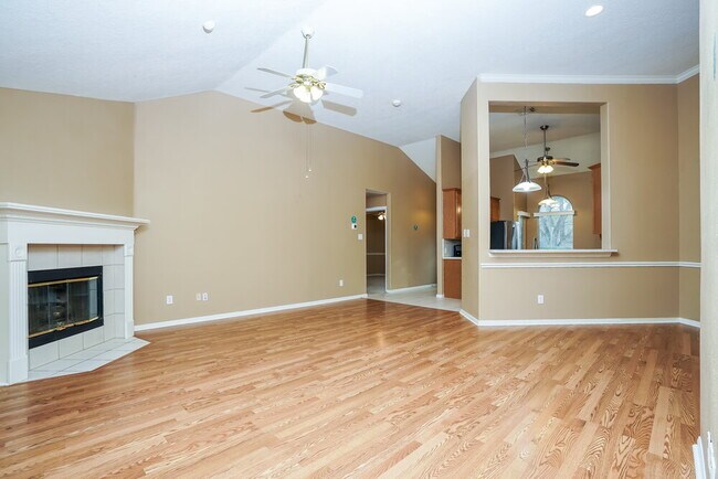 Building Photo - 814 Courtside Dr W