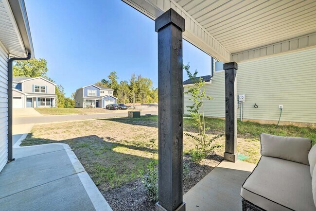 Building Photo - Pet Friendly Three Bedroom!