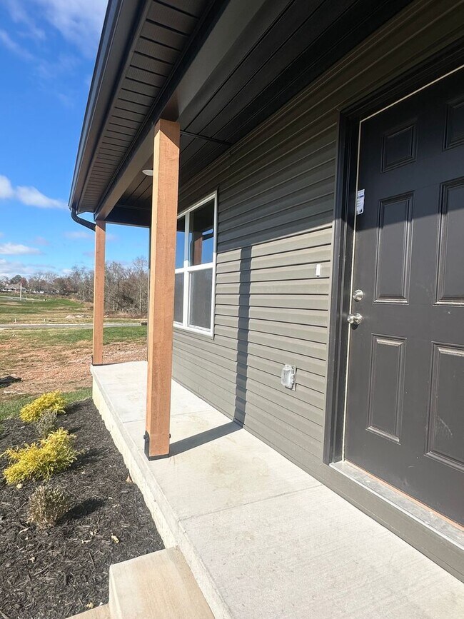 Foto del edificio - Brand-New 4 Bedroom Home with Modern Finishes & Private Backyard