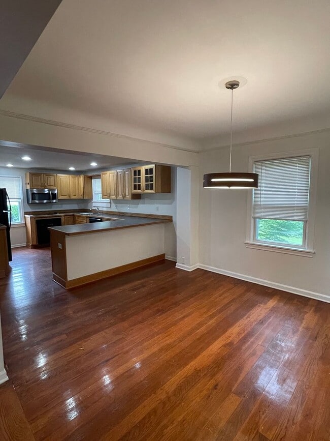 Building Photo - Charming Brick Colonial 4Bds/2.5Ba on larg...