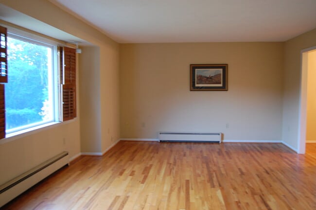 Building Photo - Large Partially Furnished 4/2.5 in Beautif...