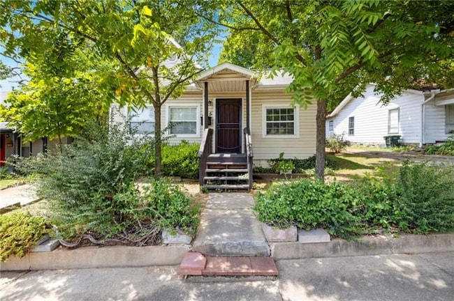 Building Photo - 315 S School Ave