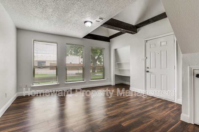 Building Photo - 809 E Pioneer Dr