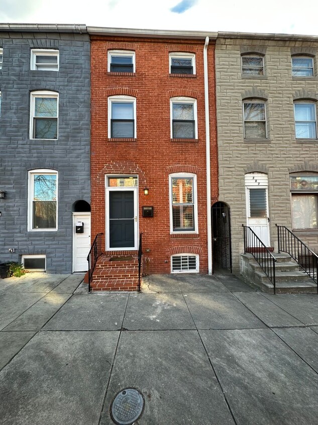 Primary Photo - Beautifully Updated 3 Bedroom Townhome in ...