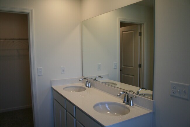 Master Bathroom Suite - 1112 Hawk Hollow Dr