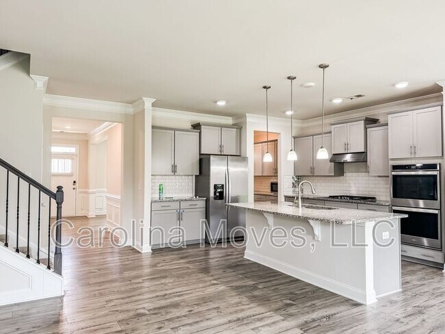 Building Photo - 400 Raleighwood Ln