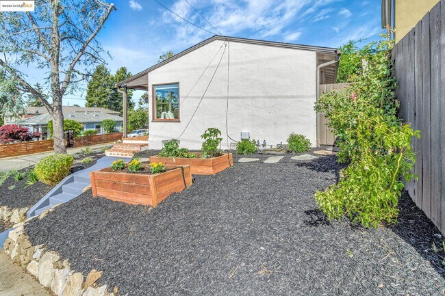 Building Photo - 4053 Huntington St