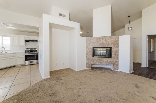 Building Photo - Bright & Beautiful 4 Bedroom 2 Bath Home S...