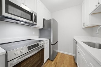 Building Photo - 11 Schubert St