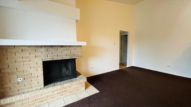 Foto del edificio - 6015 Lakeside Pl