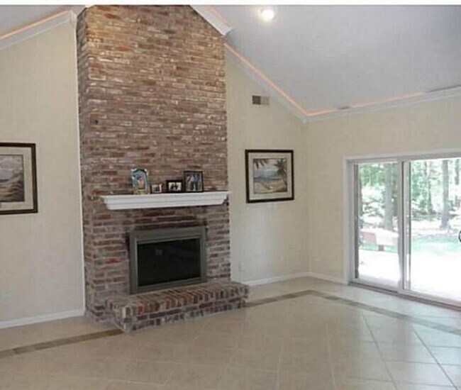 Building Photo - Home Located In Gated Community