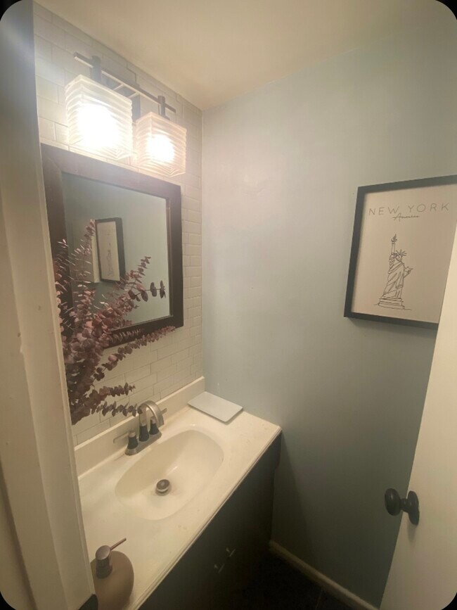 Medio baño en la planta baja - 7825 Rue Saint Cyr St