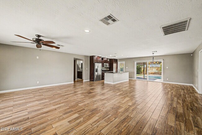 Foto del edificio - 1340 E Donner Dr