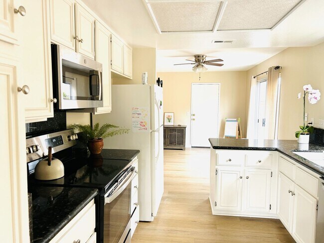 Building Photo - Beautiful Single Story Home in Ponderosa C...