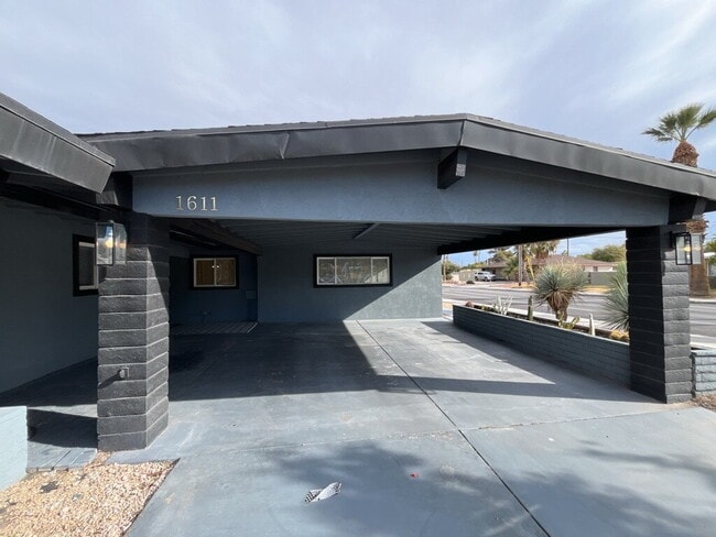 Building Photo - 4 Bedroom Home With Sparkling Pool Ready for Move In