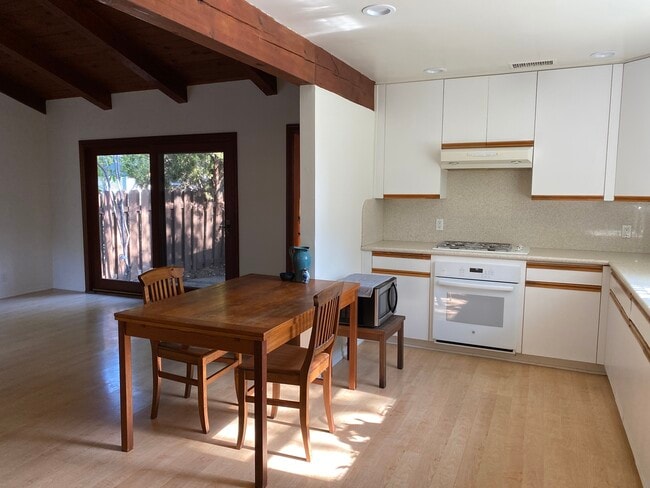 Airy yet cozy - 554 Paige Ln