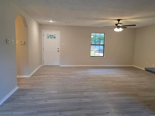 Building Photo - 8 Helen St