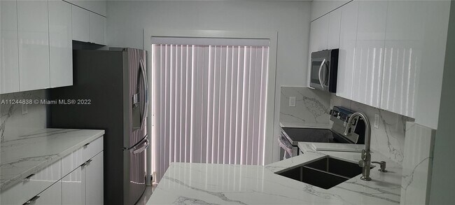 Building Photo - 2553 W 76th St