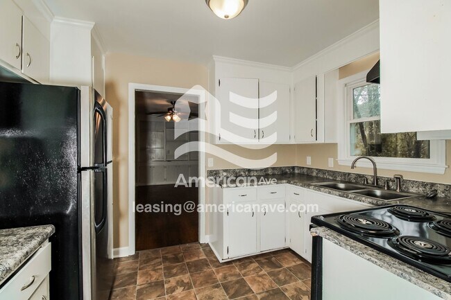 Foto del edificio - 2012 Woodtrail Dr