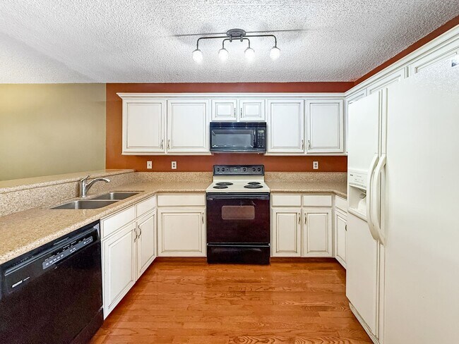 Foto del edificio - $0 DEPOSIT OPTION. CHARMING TWO-STORY TOWNHOUSE WITH FINISHED BASEMENT, GARAGE, AND HOA AMENITIES...