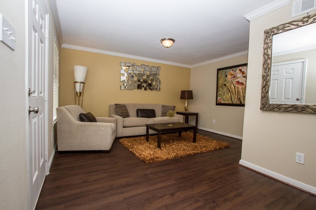 Building Photo - Timbergrove