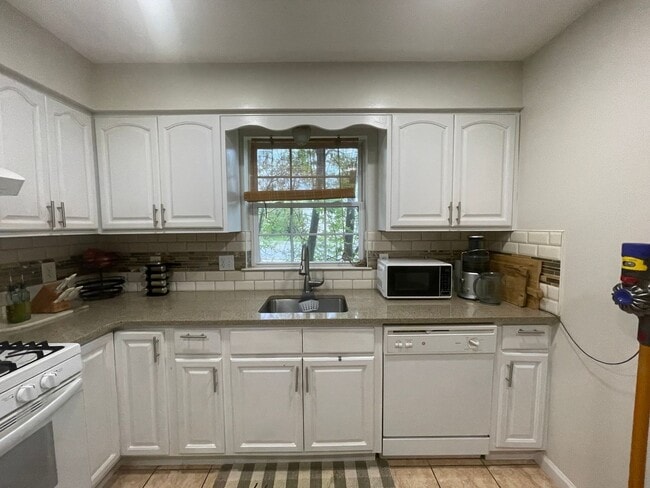 Building Photo - 3 Bedroom Apartment close to Hospitals and...