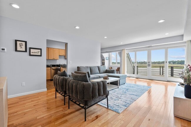 Building Photo - 733 Popes Island Rd